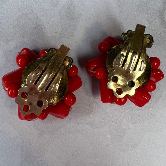Vintage Candy Red Beaded Flower Cluster Clip On Estate Earrings - Picture 5 of 7